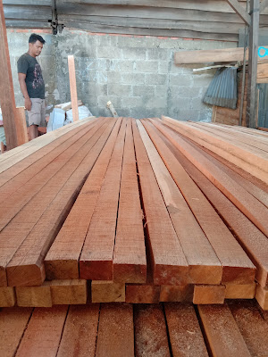 Menjual berbagai jenis kayu