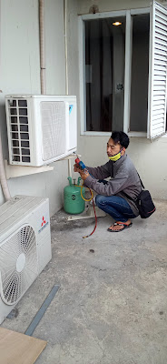 More service Teknik air conditioner (AC)