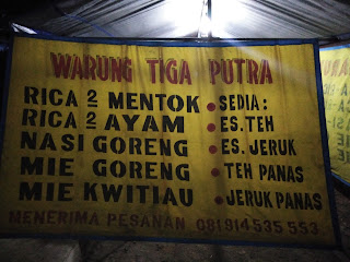 warung tiga putra. :Rica mentok,rica ayam,mie kwetiau